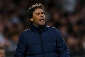 Rubi en la banda de Castalia dando instrucciones.