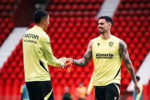 Miguel mira a Thalys y sonríe. La competencia es súper sana en el Almería.