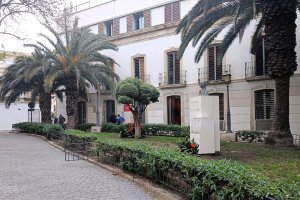 Monumento a la profesora Celia Viñas que preside uno de los jardines de la Plaza de Bendicho