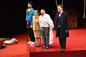 Ovación a los actores a la finalización de la obra