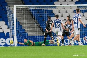Los jugadores del Málaga ya ni se acuerdan de la derrota en Anoeta.