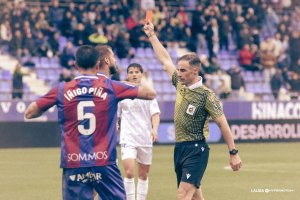 Jorge Pulido tuvo que elegir entre la tarjeta roja o encajar un gol.