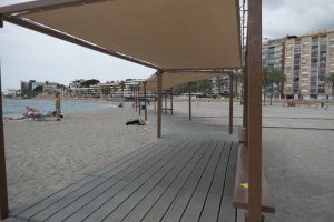 Una de las zonas de sombra de las playas de Roquetas de Mar.