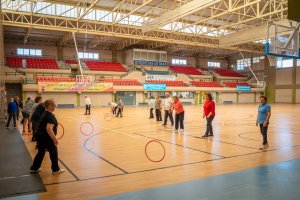 Mayores realizando ejercicios físicos en Roquetas de Mar.