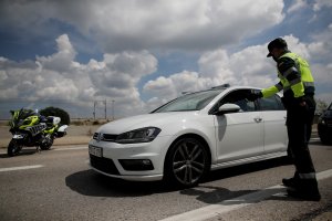 Un guardia civil da el alto a un vehículo , en una imagen de archivo.