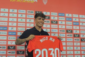Nico Melamed llegó para ser la estrella del Almería y no lo ha logrado.