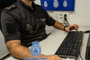 Agente de la Policía Nacional especializado en delitos informáticos.