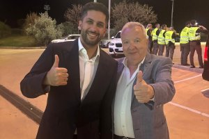 Al-Khereiji, presidente del Almería, y Pedro M. de la Cruz, director de LA VOZ, después del Almería-Málaga.