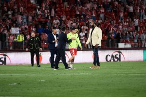 Hassam, a la derecha y con americana blanca, en el partido del Almería contra el Málaga.