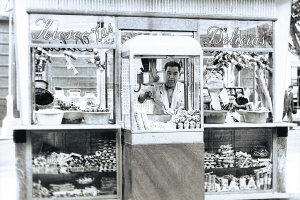 El kiosco de las Pipas del Paseo a finales de los años 50 cuando lo regentaba Fernando Sánchez.