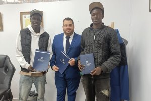 Pape Diuf (a la derecha) junto a su abogado Antonio Manuel Sánchez Lázaro y su amigo Abdoulaye.
