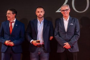 José Hidalgo (FETRI), Jairo Ruiz y Antonio Fernández Arimany (World Triathlon), en la Gala de la Federación 2026.
