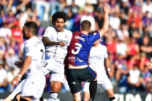 Aridane luchando contra el Eldense defendiendo los colores del Cartagena.