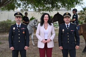 La alcaldesa con mandos de la Policía Local.