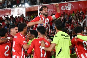 La imagen, hasta ahora, de la temporada en el Almería. Leo Baptistao volando después del gol que sirvió para ganar por 3-2 al Málaga.
