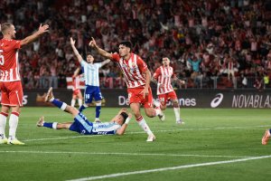 Federico Bonini domina el juego en las dos áreas y tiene gol.