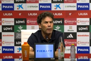 Rubi en la sala de prensa del Nuevo Estadio de Los Cármenes.