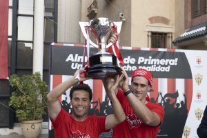 Rubi y Fernando ya saben lo que pesa la copa de campeones de Segunda.