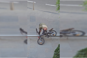 Intento de robo de una bicicleta eléctrica en la plaza San Sebastián, junto a la Puerta de Purchena.