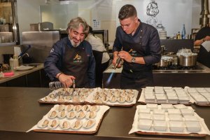 Tony García y Pablo Fuente preparando uno de los platos de su menú único en el Andalusian Cooking Tour Gusto del Sur.