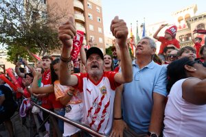 Paco Sánchez loco de contento aplaudiendo la rúa del Almería 2021-22.