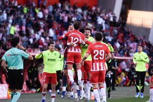 Se le caen los goles a unos futbolistas que miran siempre la portería rival.