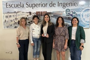 En la imagen, Liliana Pérez León (centro) posa con su galardón junto a sus tutoras Tania Mazzuca Sobczuk y María José Ibáñez González. Completan el grupo la directora de la Politécnica, Rosa María Ayala Palenzuela (izquierda), y la coordinadora del Máster