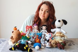 Laura Cañadas junto a algunas de sus creaciones de crochet.