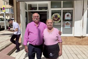 Antonio Torres y Antonia Cortés, en su restaurante el Mesón del Puerto, en Garrucha.