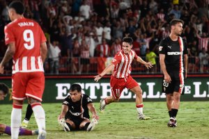 Sergio Arribas celebrando uno de los goles que derrotaron al Sporting de Gijón.