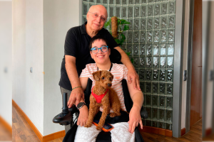 María Isabel Díaz, José Luis Díaz y el perrito de la familia.