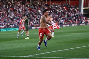 Nico Melamed se parte la camiseta por el Almería.