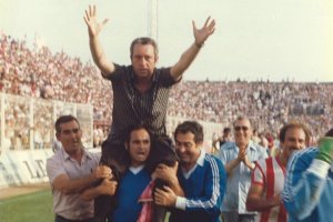 Maguregui paseado a hombros por el campo con Pepe Morales loco de contento.