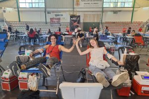 María del Mar y Natalia, tía y sobrina, este jueves mientras donaban sangre en el pabellón Rafael Florido.