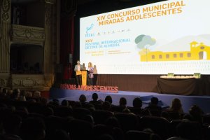 Gala de Miradas Adolescentes celebrada en el Teatro Cervantes en el marco de FICAL 2025.