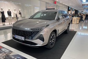 El nuevo MG S9 atrae las miradas de los visitantes al centro comercial