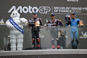 Martín, Bezzecchi y Ogura, formaron el podium en Le Mans.