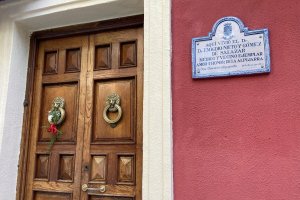 La placa, colgada en la fachada de la casa en la que vivió el susodicho tras salir de la cárcel.