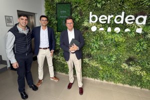 Góngora ha destacado “la importancia de contar con empresas dinámicas y con visión de futuro como Berdea, que representan el relevo generacional y el compromiso del sector agrícola ejidense con la sostenibilidad, la innovación, la digitalización y la diferenciación”