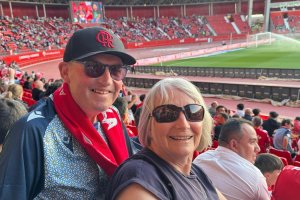 Alan y su mujer, Sara, en el estadio viendo un partido de la Unión Deportiva Almería por primera vez.