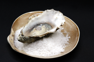La propuesta incluye 6 ostras a elegir para consumir al natural o a la brasa.