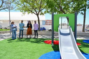 La alcaldesa visita las actuaciones realizadas en varios parques infantiles de la ciudad