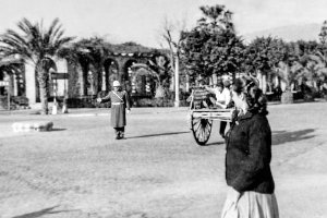 La meseta donde se colocaba el guardia de tráfico en el cruce del Parque con la Carretera de Ronda cuando la circulación todavía no había empezado a ser un problema.