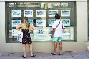 Oferta de alquiler de viviendas en una agencia inmobiliaria.