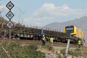 El tren de carriles con la locomotora de Ferrovial al frente en la zona de El Puche este jueves por la mañana.