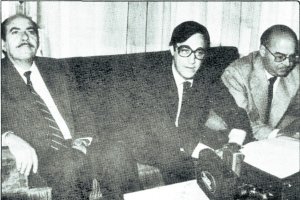 Un joven Florentino Pérez en una visita a Almería en 1982. A su derecha, José Luis Balanzá, presidente de la Cámara Agraria, y a su izquierda Bernabé Aguilar.