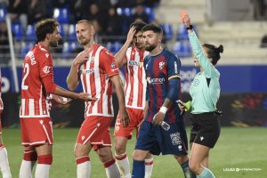 El Almería también ha sufrido arbitrajes polémicos y ha cerrado el pico.