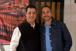 Paco León junto a Gabriel, trabajador de La Salada.