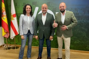 Los tres diputados electos de Vox por Almería ayer en la sede: Clotilde Salvador, Rodrio Alonso y Juaan José  Bosquet.