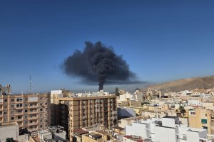 Impresionante imagen de la columna de humo en el Puerto de Almería.